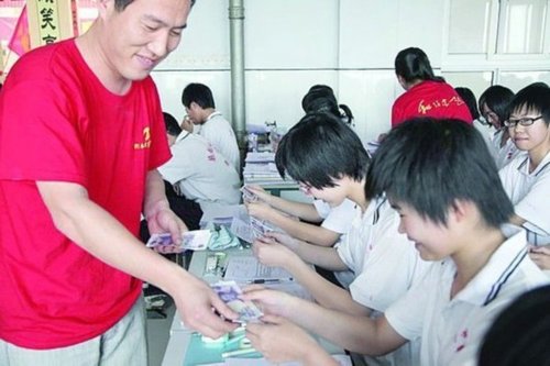 中學(xué)給每名高三生發(fā)連號5元幣 寄托美好寓意