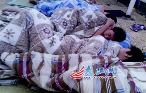 南昌天氣進入“烘烤”模式 學(xué)子樓頂打地鋪走紅