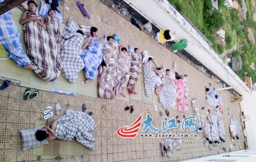 南昌天氣進入“烘烤”模式 學(xué)子樓頂打地鋪走紅