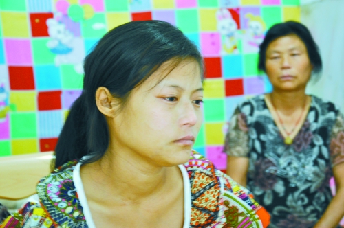 王學(xué)鳳望著女兒，一言不發(fā)