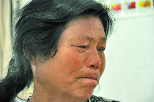 談及女兒的病情，王學(xué)鳳不禁哭了出來