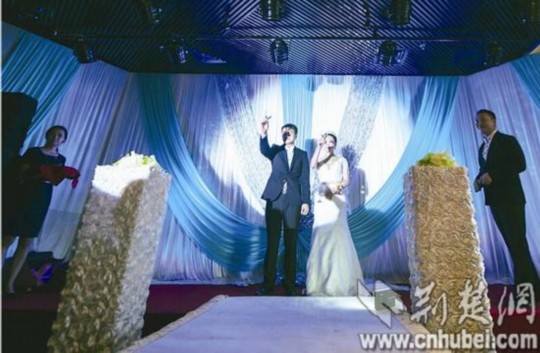 經(jīng)過執(zhí)著追求和3年戀愛，昨日，25歲的武漢小伙張巖終于娶回黑龍江姑娘張巖