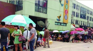 金壇市實驗幼兒園門前，家長在排隊