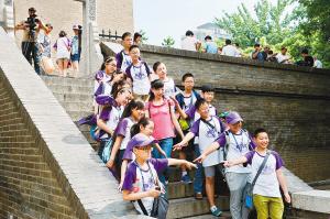 西安小雁塔景區(qū)內,學生們正在古跡前合影留念 西安小雁塔景區(qū)內,學生們正在古跡前合影留念