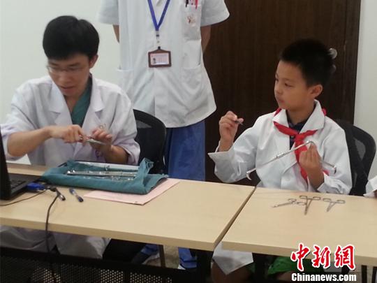 兒童暑期“職業(yè)體驗” 醫(yī)生、警察職業(yè)受熱捧