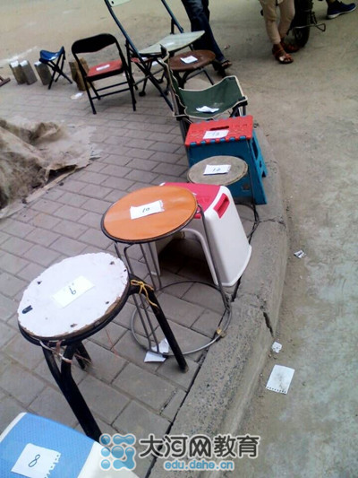 17號(hào)中午，鄭州市金水區(qū)實(shí)驗(yàn)小學(xué)就已經(jīng)開始出現(xiàn)排隊(duì)等待報(bào)名的長(zhǎng)龍了！