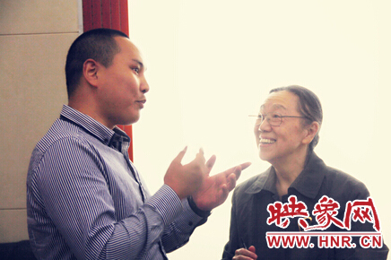 映象教育總監(jiān)班朝陽與周恩來侄女周秉宜、中央警衛(wèi)局原副局長(zhǎng)、少將高振普親切交談