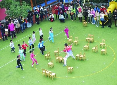 男老師帶著孩子們做游戲。