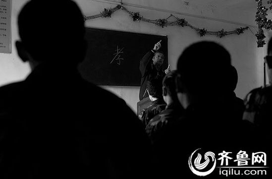 方光與其他癡迷網(wǎng)絡(luò)游戲的孩子一起，在重新認(rèn)識(shí)“孝”的含義