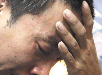 10歲方姓男童遭割喉殺害，父親淚流不止說，小兒子走了，他不知道該如何活下去。 臺(tái)灣《聯(lián)合報(bào)》