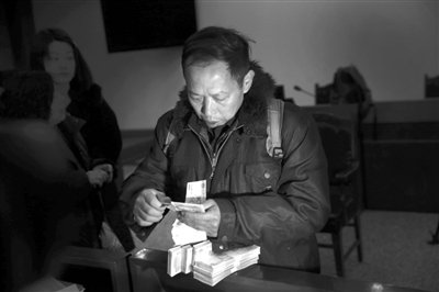 　昨日，從四川老家趕來的藍(lán)田忠，從房山法院執(zhí)行法官手里領(lǐng)到了自己的賠償款。他和15名工友在房山一煤礦