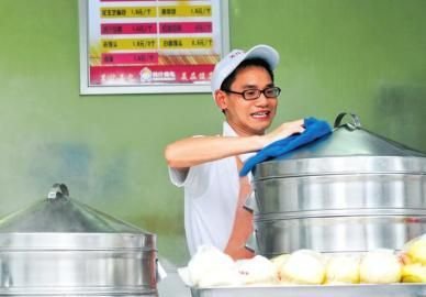 王宏在白果林一家包子鋪打工湊學(xué)費
