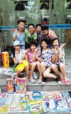 鄭州8個(gè)孩子在路邊練了4天攤 城管局稱支持