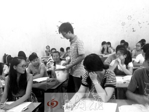 補(bǔ)習(xí)課上，馮昊怡不像老師，更像是學(xué)生們的同學(xué)。