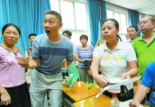 小升初“復(fù)議”現(xiàn)場(chǎng)，一些孩子被分得“遠(yuǎn)”的家長(zhǎng)討說(shuō)法