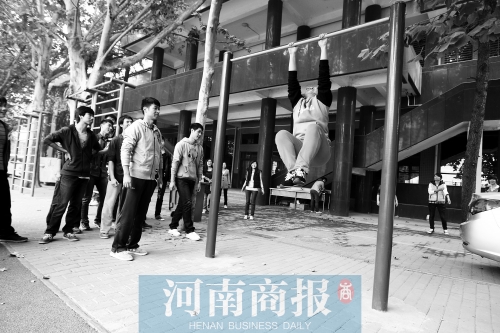 引體向上，難住不少同學(xué)