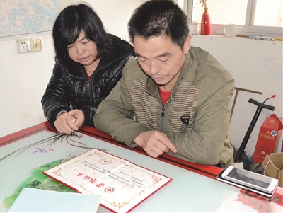 如今，劉圓父母想念女兒時(shí)只能看著榮譽(yù)證書(shū)發(fā)呆