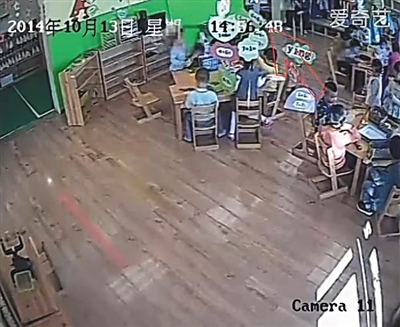 幼兒園監(jiān)控畫面顯示，小健曾被推搡、拉扯（紅箭頭處）