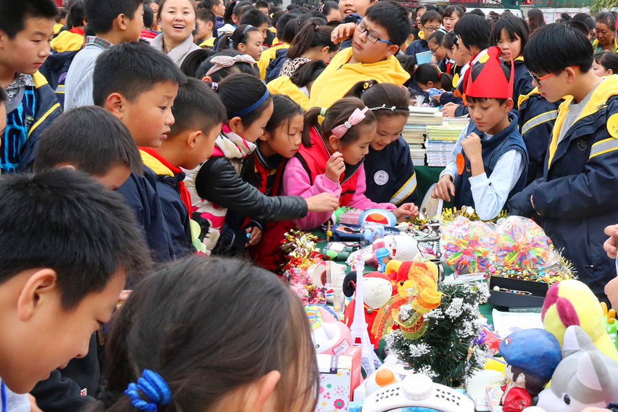 火爆的嗨淘現(xiàn)場堪比“春運”啊 火爆的嗨淘現(xiàn)場堪比“春運”啊