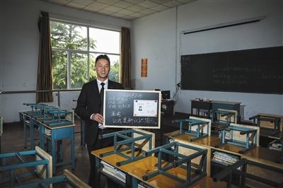 　張俊成，41歲，曾是北京大學(xué)的一名保安。1995年，通過(guò)成人高考，考上了北京大學(xué)法律系(?？?，被媒體稱為“北大保安高考第一人”，現(xiàn)為長(zhǎng)治市一所中等職校的校長(zhǎng)