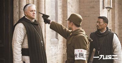 梅甘（左）、安西滿（右）與日本兵對(duì)峙的一幕。