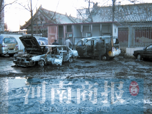 現(xiàn)場，兩輛車被燒得只剩骨架