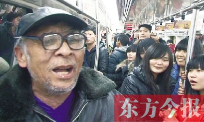 周新路在地鐵車(chē)廂內(nèi)為乘客獻(xiàn)歌