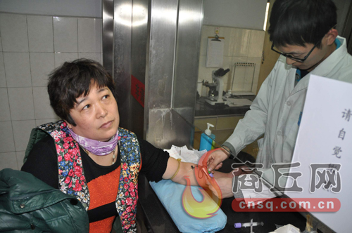 劉艷平的血樣和浙江省一位患者成功配型，1月15日下午3點(diǎn)，醫(yī)護(hù)人員正在為劉艷平再次抽取血樣
