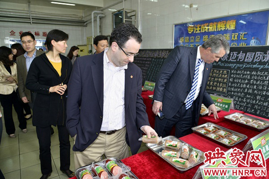 中美兩國(guó)商會(huì)代表團(tuán)參觀雙匯并座談交流 中美兩國(guó)商會(huì)代表團(tuán)參觀雙匯并座談交流