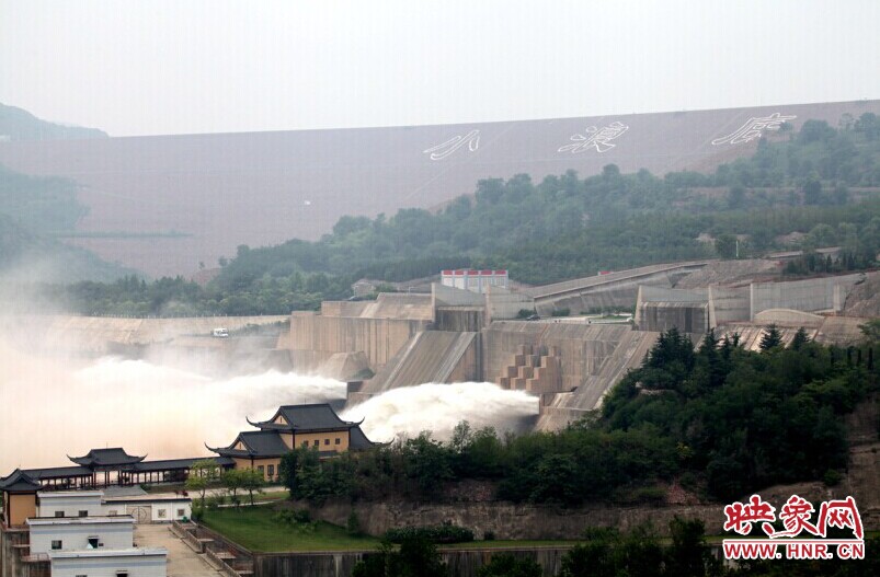 小浪底大壩開閘泄洪場(chǎng)景
