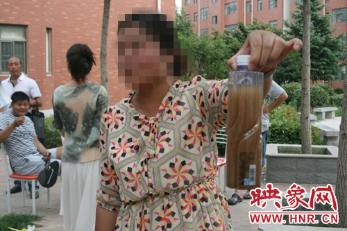 業(yè)主張女士向記者出示了一瓶從水管里接來(lái)的水。