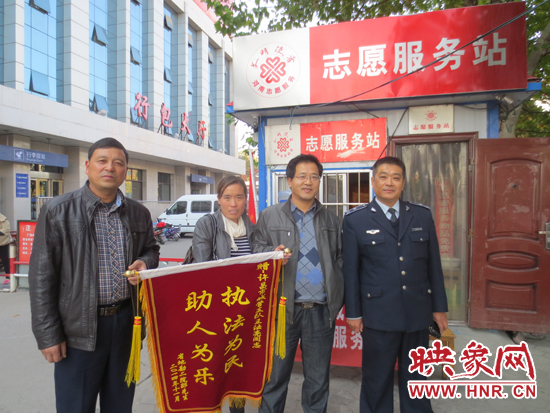 市民為熱心城管送來(lái)錦旗 市民為熱心城管送來(lái)錦旗