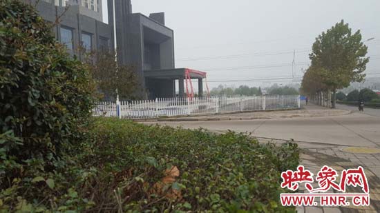 和附近的綠化地帶相比起來(lái)顯得很不協(xié)調(diào)