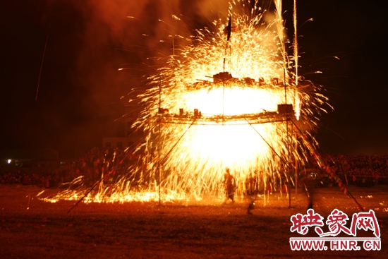 “確山鐵花”表演 “確山鐵花”表演