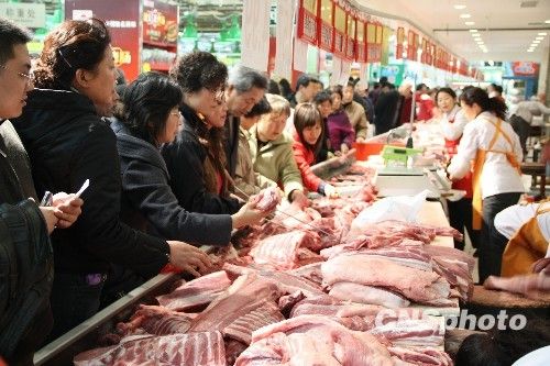 資料圖。1月份CPI等經(jīng)濟(jì)數(shù)據(jù)將于今天發(fā)布。多家機(jī)構(gòu)預(yù)計(jì)，受春節(jié)“錯(cuò)位”因素及豬肉價(jià)格回落影響，1月CPI同比漲幅在1.8%左右。從各機(jī)構(gòu)發(fā)布的報(bào)告來(lái)看，從2月開始，CPI或?qū)⑦M(jìn)入新一輪上行周期。