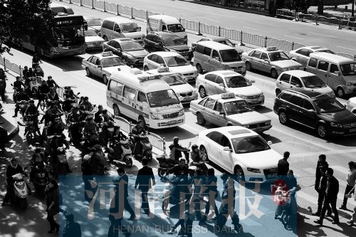 紫荊山路與商城路交叉口，見無車讓行，一輛救護(hù)車只好選擇右轉(zhuǎn)車道直行 記者 邱曉峰/攝