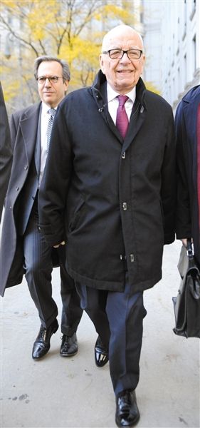 　20日，默多克走出法庭。