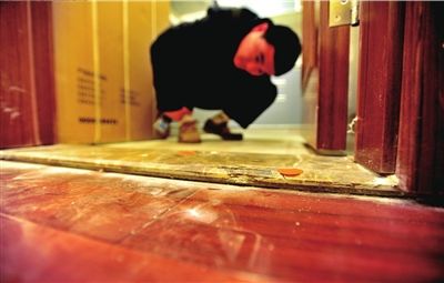 新房地板瓷磚有裂痕。 本報(bào)記者 陶冉 攝