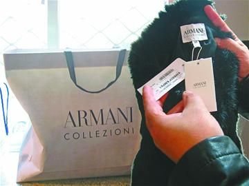 紀(jì)萬(wàn)昌展示其中一件阿瑪尼女皮衣。