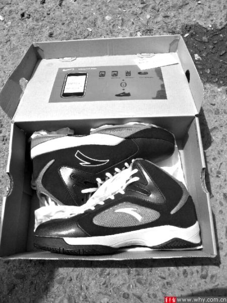 劉先生下單訂購的運(yùn)動鞋包裝為“耐克”，里面卻是“安踏”。 受訪者供圖