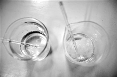 溶解檢測(cè)法中，左邊溶入真蠶絲的液體變得渾濁，完全溶解。