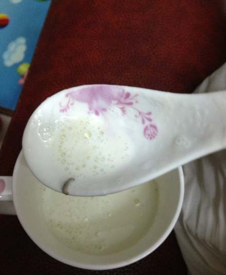 消費(fèi)者在美贊臣奶粉中吃出蟲子。