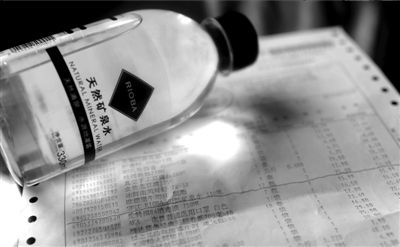 長綠苔的礦泉水和超市購物清單。 京華時報記者 王苡萱 攝