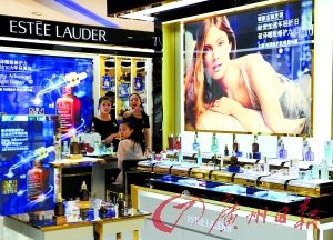 今年以來，雅詩蘭黛等大牌化妝品相繼被檢出不合格產(chǎn)品。（圖片來源：廣州日報 王燕攝）