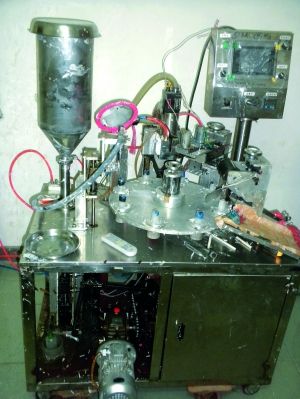 行動中查獲的假冒“高露潔”牙膏和制假機械。信息時報記者鄭啟文 攝