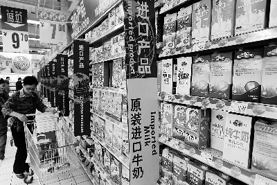 在通州某超市，進口奶粉、純牛奶打出“原裝進口”的招牌吸引消費者購買 攝/法制晚報記者 黑克