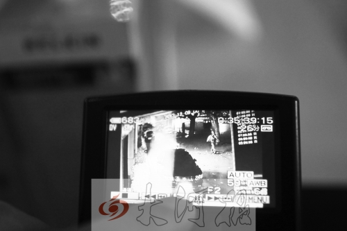 人民路上的這家商店,夜間疑被一男子隔著門縫用長竿偷走一臺蘋果ipad air。