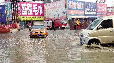這里積水一個(gè)月不退，商戶傷透腦筋。