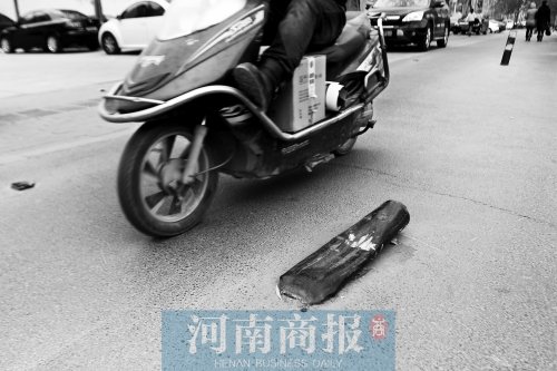 金水路上，一根路樁被撞倒