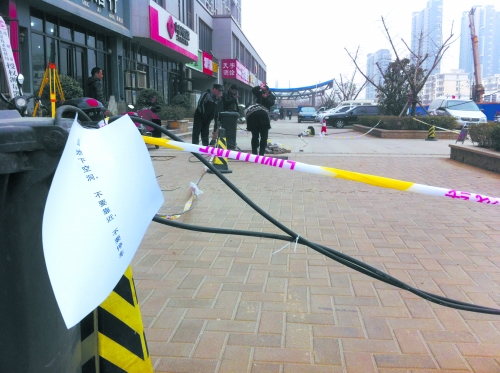 這處危險路段，從表面看沒有一點(diǎn)異常。但是在地面下，坍塌的大坑可裝下中巴車。